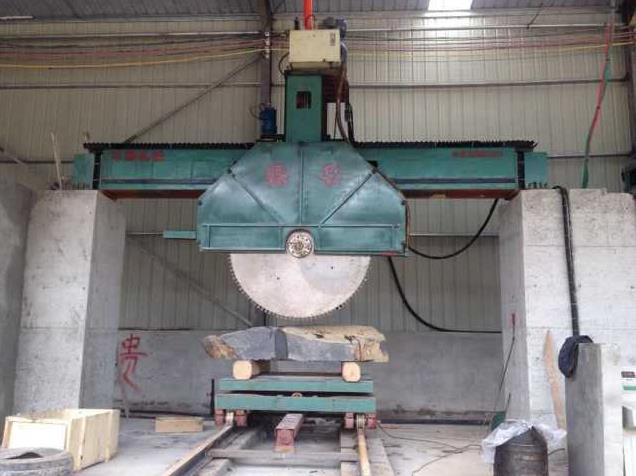 marble cutting saw working photo